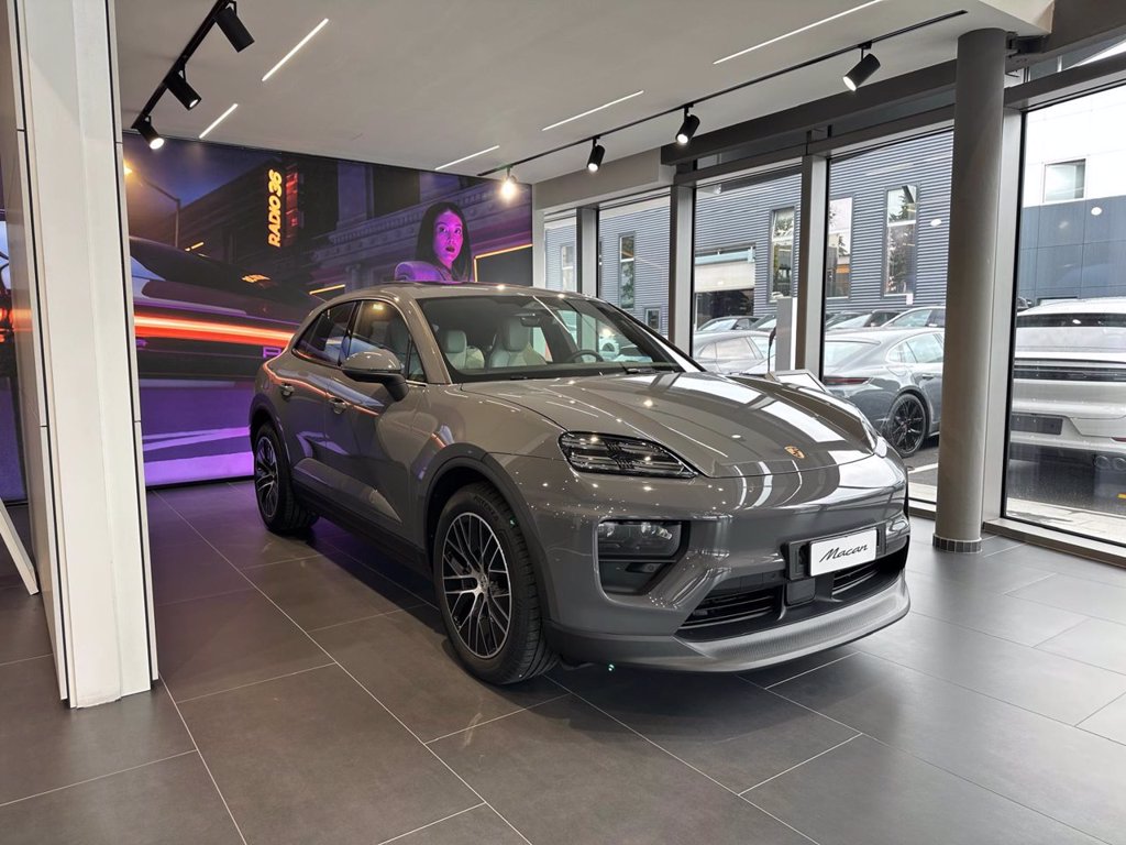 PORSCHE Macan 4