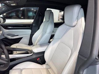 PORSCHE Macan 4