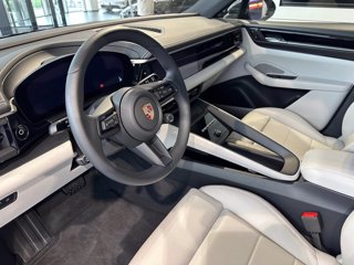 PORSCHE Macan 4
