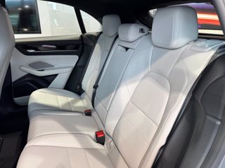 PORSCHE Macan 4