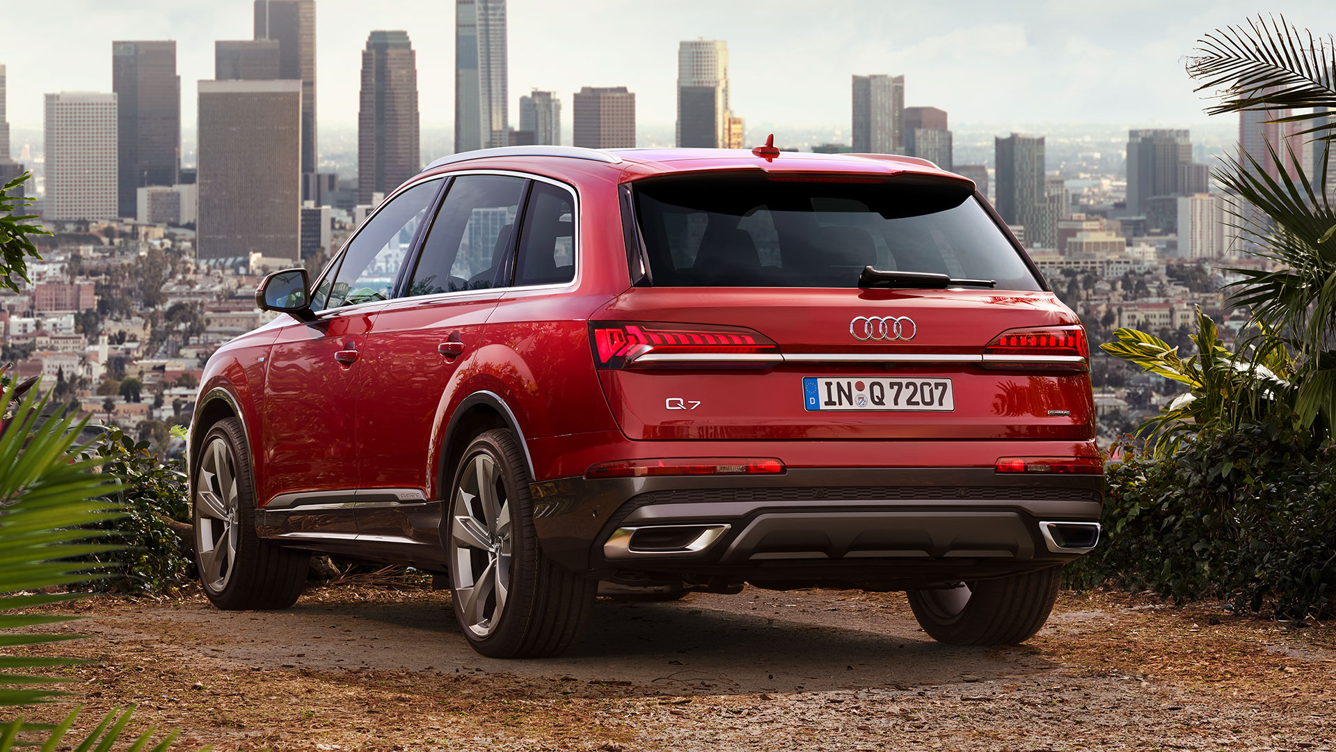 Đuôi xe bản to với điểm nhấn là cặp đèn hậu LED độc đáo